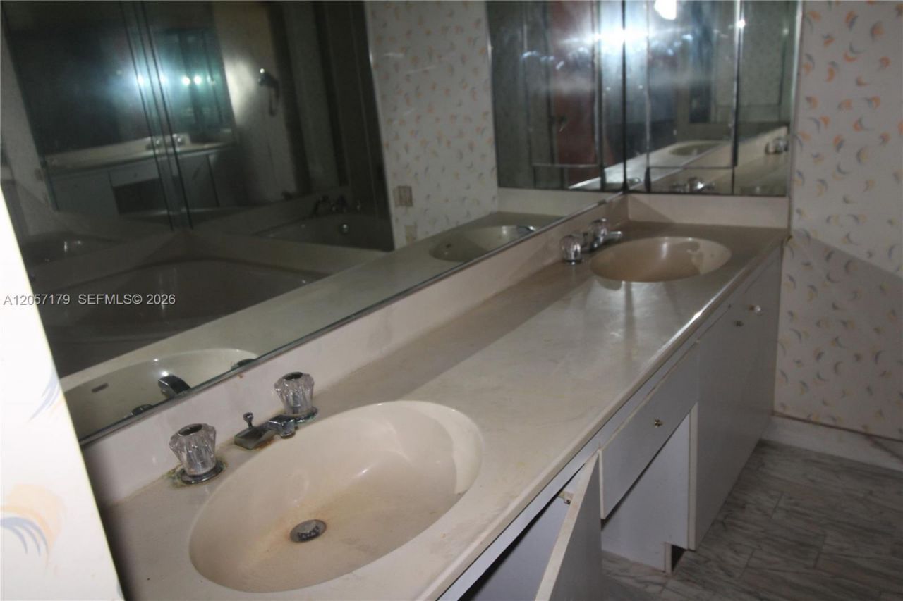 1000 Quayside Ter , Unit 1807, Miami, FL 33138 Photo