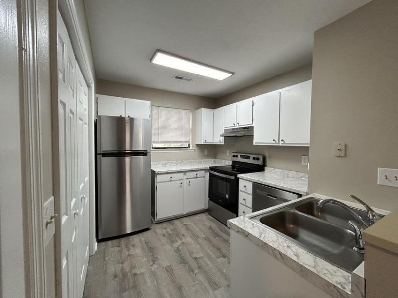 923 E Estates Boulevard Photo 4