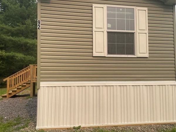 92 Third Street , Farmington, NY 14425