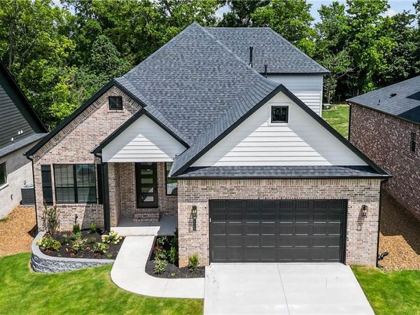2524 N Crossover Road , Fayetteville, AR 72703