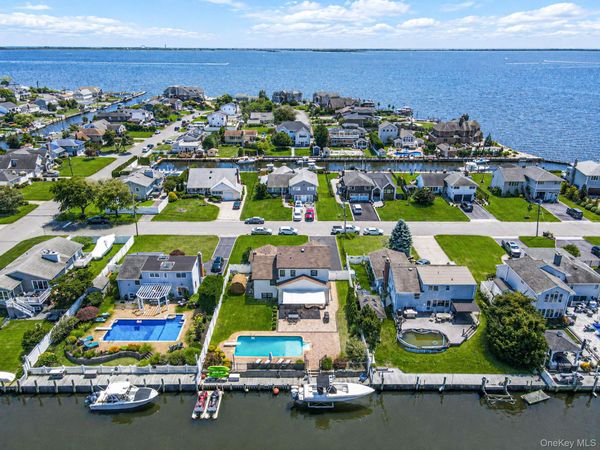 511 Devon Place, West Islip, NY 11795