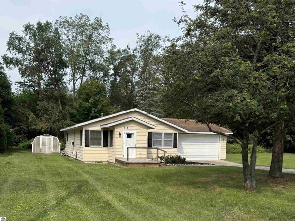318 Houghton Street S, Lake City, MI 49651