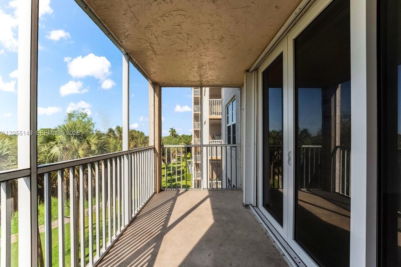 250 Jacaranda Dr , Unit 508, Plantation, FL 33324 Photo