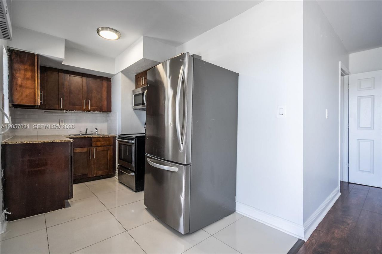 7931 East Dr, Unit 305, North Bay Village, FL 33141 Photo