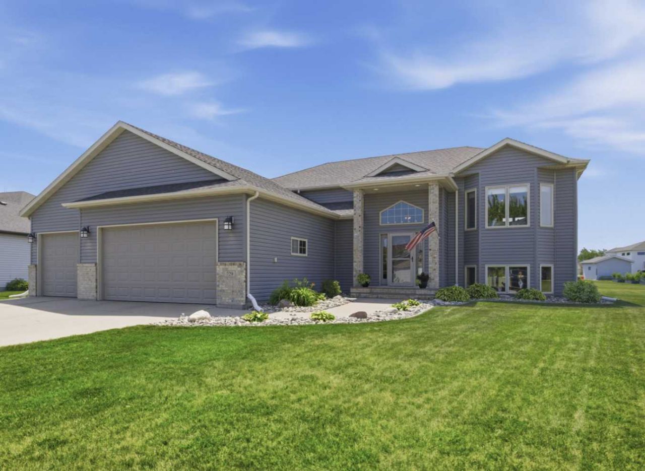 729 36th Avenue W, West Fargo, ND 58078 Main Photo