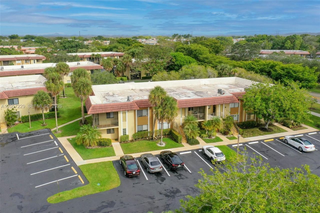 325 Lakeview Dr , Unit 102, Weston, FL 33326 Photo