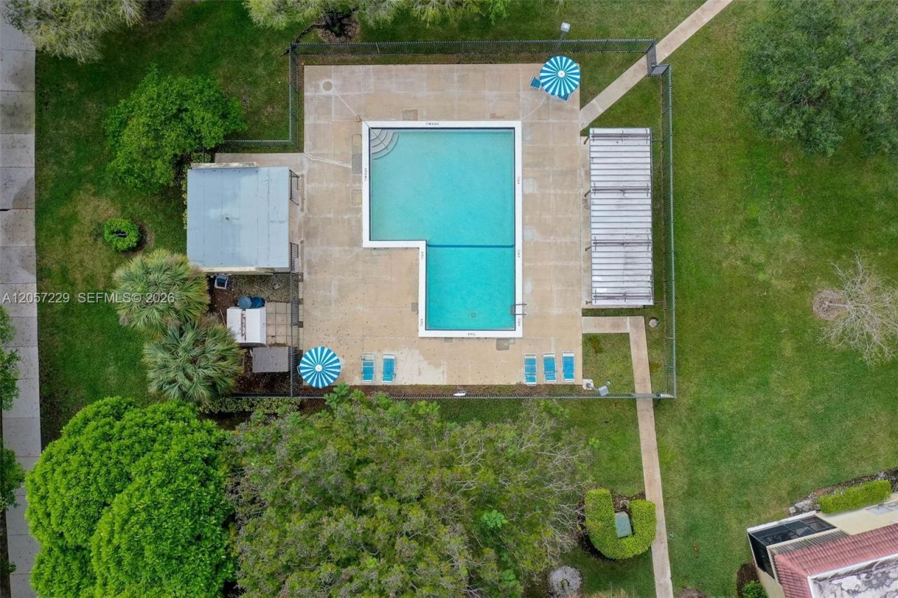 325 Lakeview Dr , Unit 102, Weston, FL 33326 Photo