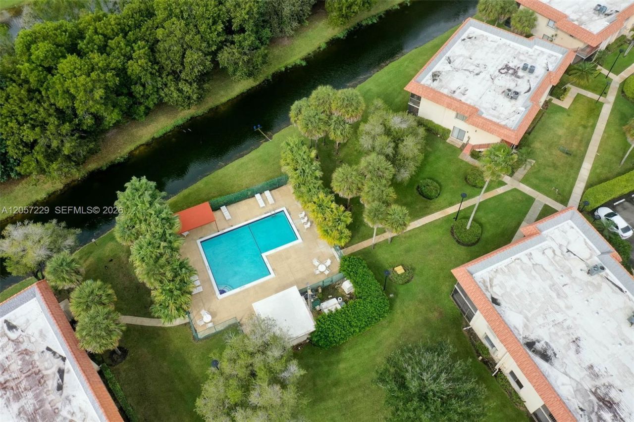325 Lakeview Dr , Unit 102, Weston, FL 33326 Photo
