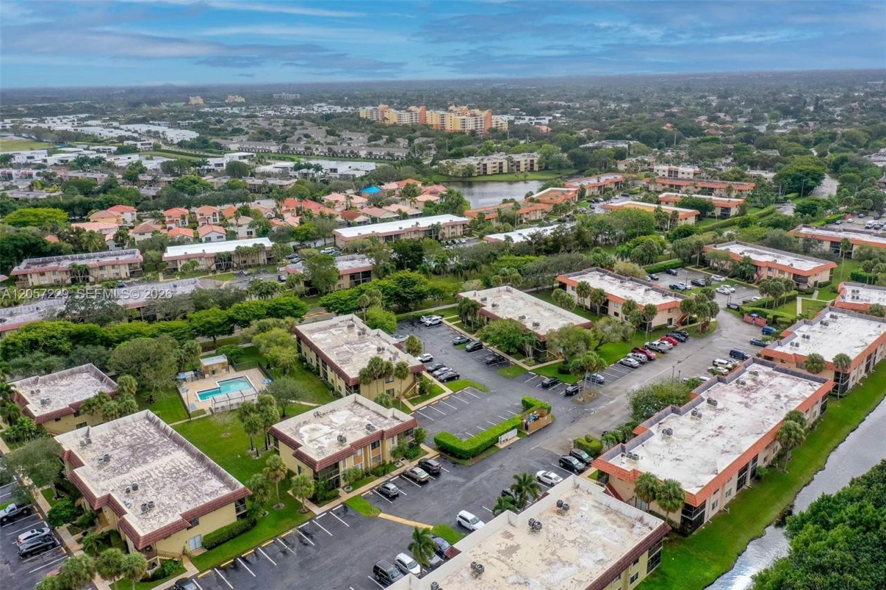 325 Lakeview Dr , Unit 102, Weston, FL 33326 Photo