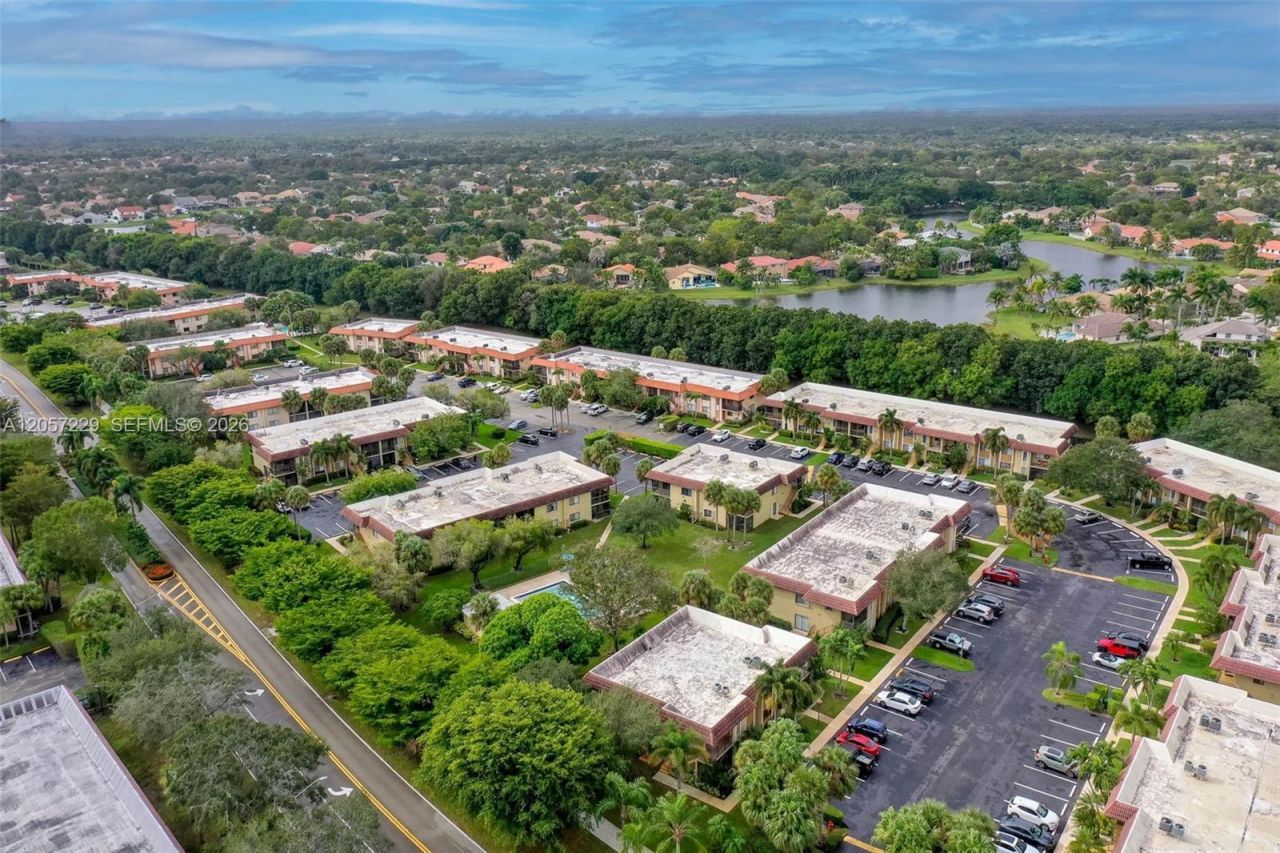 325 Lakeview Dr , Unit 102, Weston, FL 33326 Photo