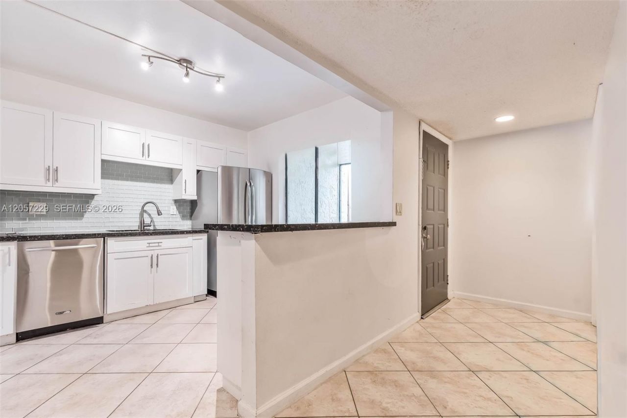 325 Lakeview Dr , Unit 102, Weston, FL 33326 Photo