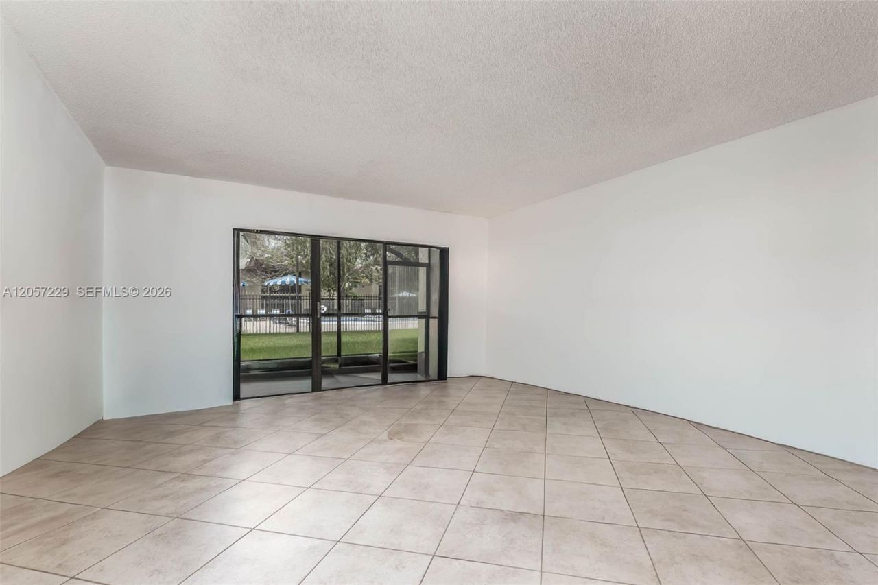 325 Lakeview Dr , Unit 102, Weston, FL 33326 Photo