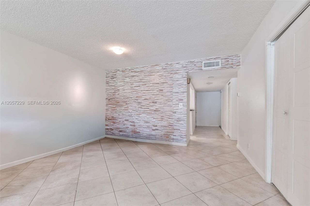 325 Lakeview Dr , Unit 102, Weston, FL 33326 Photo