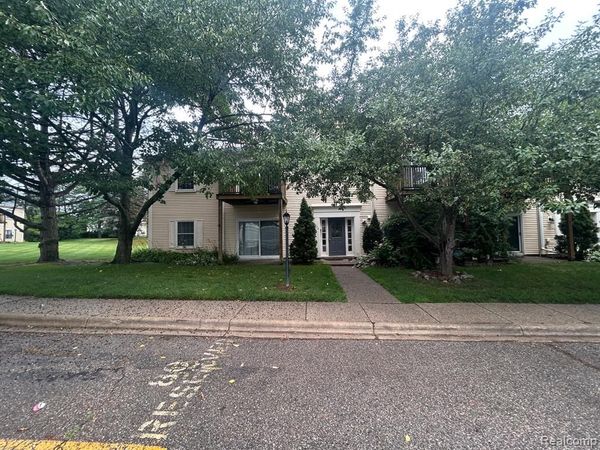 924 CHESTNUT HILL Drive, Auburn Hills, MI 48326