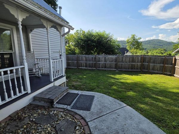 702 Clinton St, Harriman, TN 37748