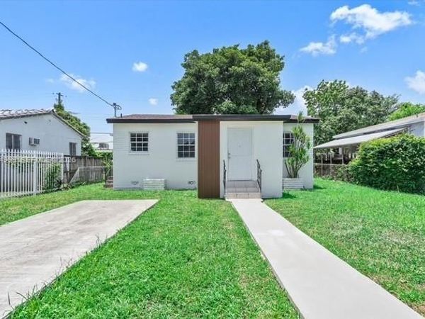1530 NW 55th St , Miami, FL 33142