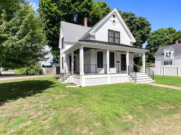 13 Pleasant St, Hamilton, MA 01982