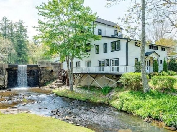 1150 W Blue Ridge Road, Flat Rock, NC 28731