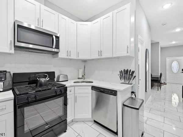 153 Danforth Ave, Jersey, NJ 07305