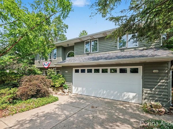 4872 Oakway Court NE, Grand Rapids, MI 49525