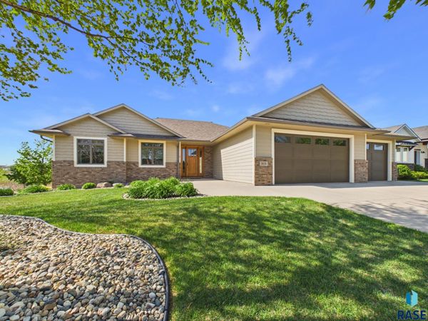 305 E 77th St, Sioux Falls, SD 57108