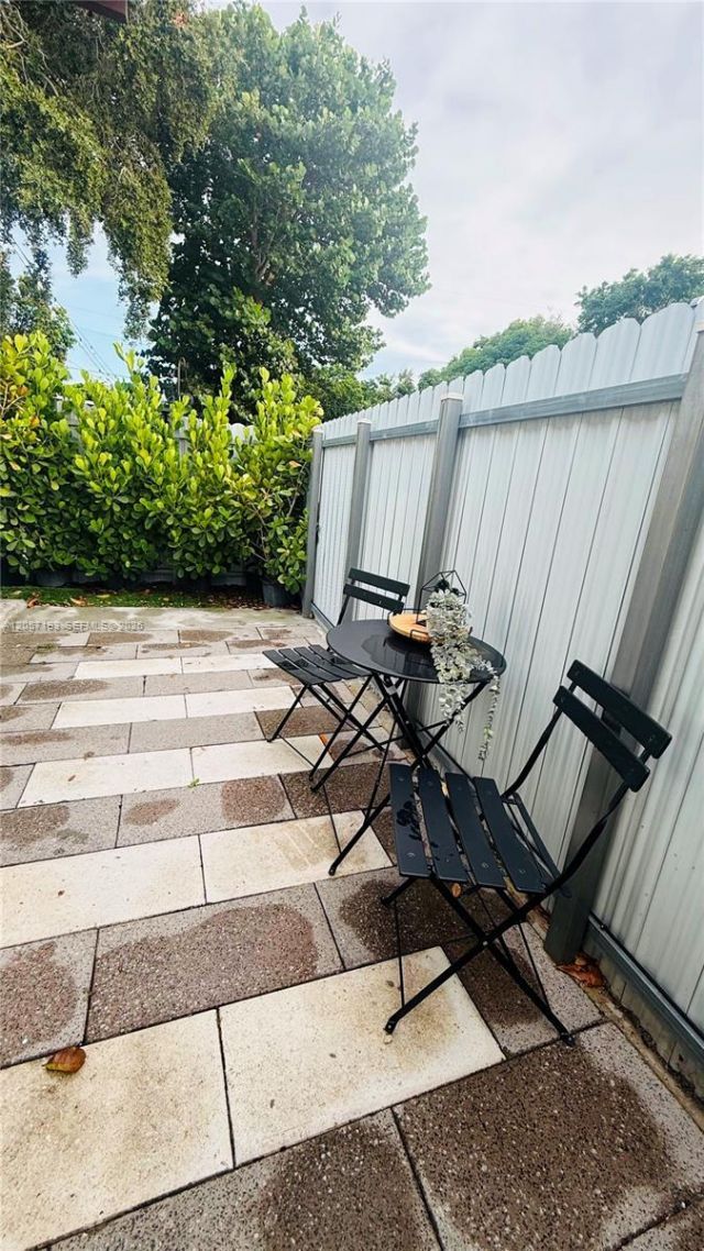 1558 NW 103rd St , Unit Efficiency, Miami, FL 33147 Photo