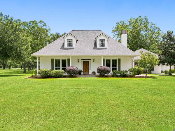 6980 Barrow Hill Dr, St Francisville, LA 70775