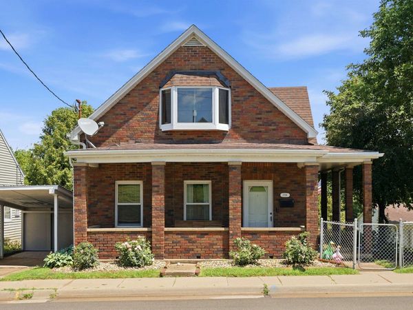 1738 N Grandview Avenue, Dubuque, IA 52001