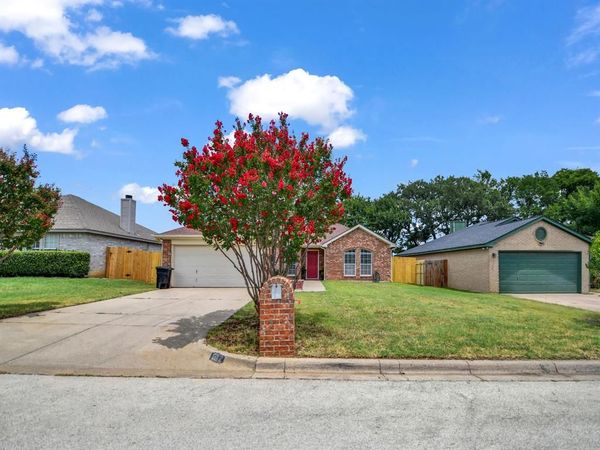 617 Oak View Court , Azle, TX 76020