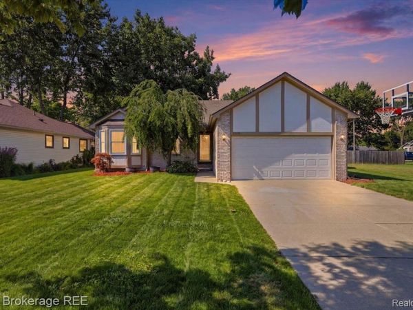 25739 Jeffery Court, Chesterfield Township, Mi 48051