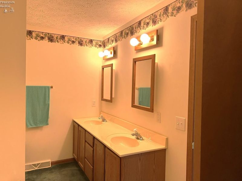1013 Cherokee Crossing, Waynesfield, OH 45895 Photo 14