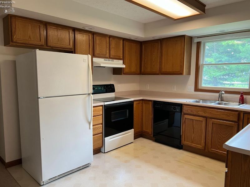 1013 Cherokee Crossing, Waynesfield, OH 45895 Photo 9