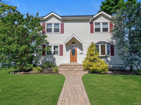 2 East Court , Bethpage, NY 11714