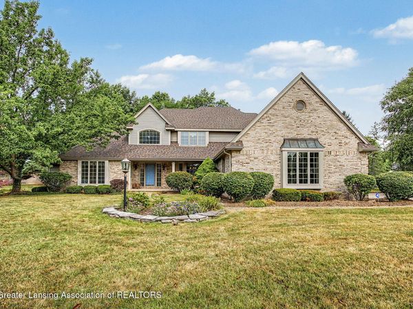 682 Parkview Circle, St. Johns, MI 48879