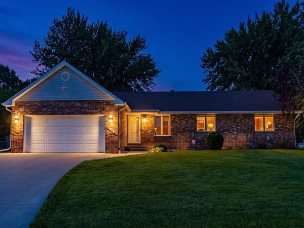 2730 E Leach Avenue, Des Moines, IA 50320