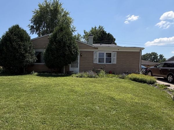 17 Sycamore Avenue , Carpentersville, IL 60110