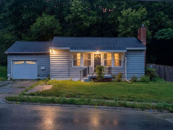 1025 W Locust Street, Dubuque, IA 52001