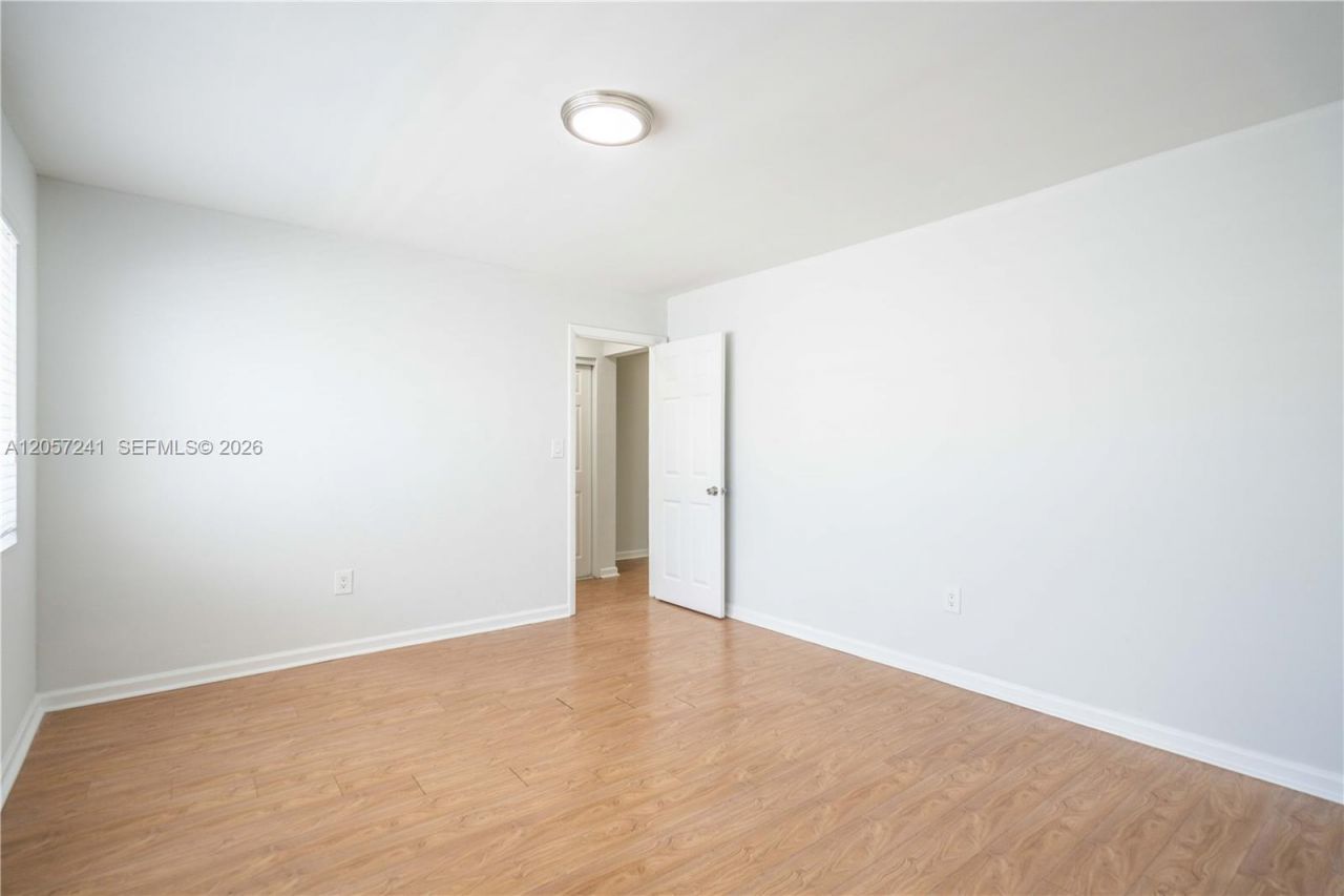 7931 East Dr, Unit 204, North Bay Village, FL 33141 Photo