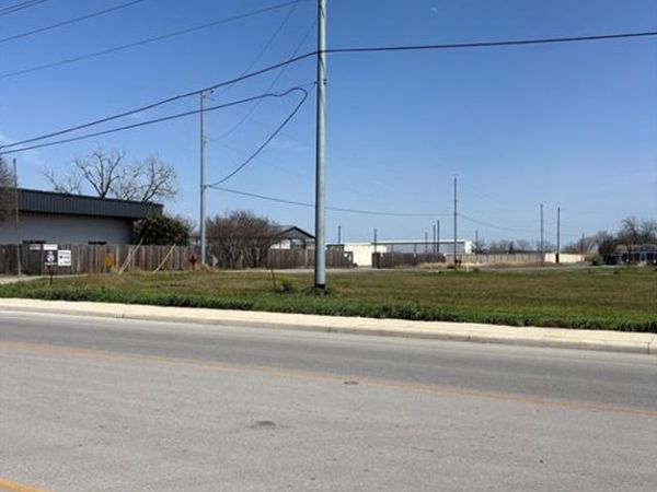 1900 N Austin, Seguin, TX 78155
