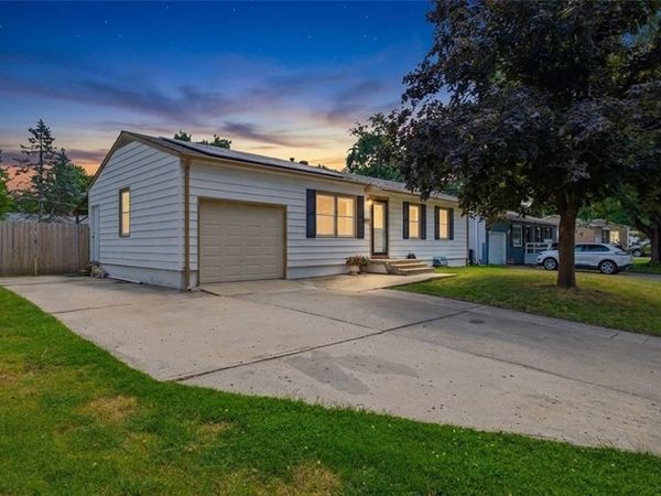 1211 N Cedar Crest Drive, Independence, MO 64056