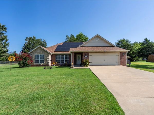 1302 E Crawford Street, Gentry, AR 72734