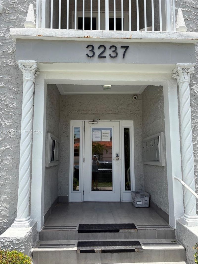 3237 SW 4th St , Unit 14, Miami, FL 33135 Photo