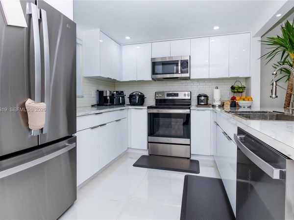 469 N Pine Island Rd, Unit B308, Plantation, FL 33324