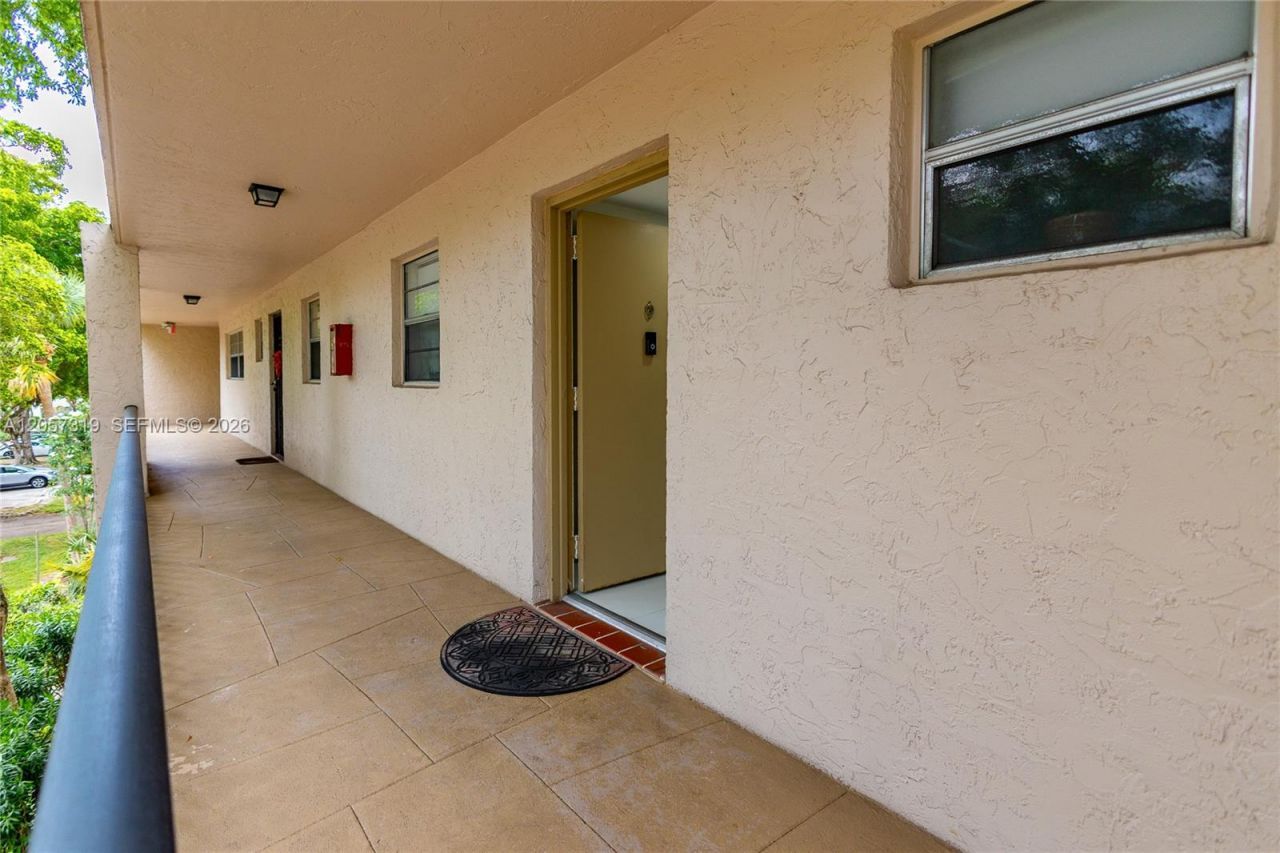 469 N Pine Island Rd, Unit B308, Plantation, FL 33324 Photo