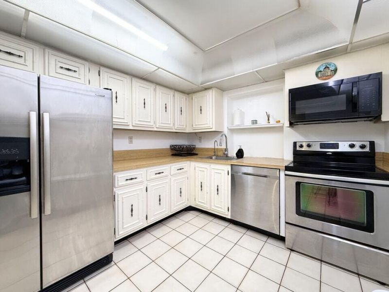 800 Parkview Drive, Unit 823, Hallandale, FL 33009 Photo