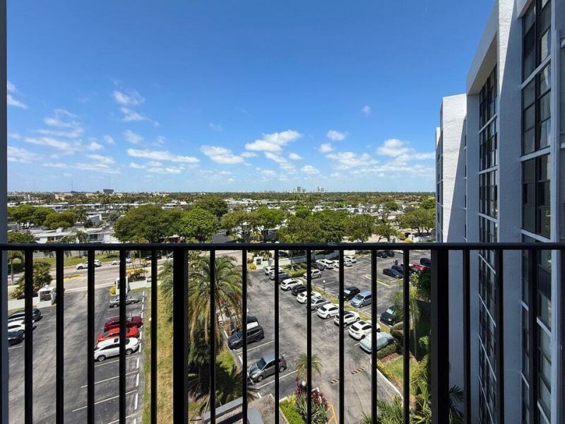 800 Parkview Drive, Unit 823, Hallandale, FL 33009 Photo
