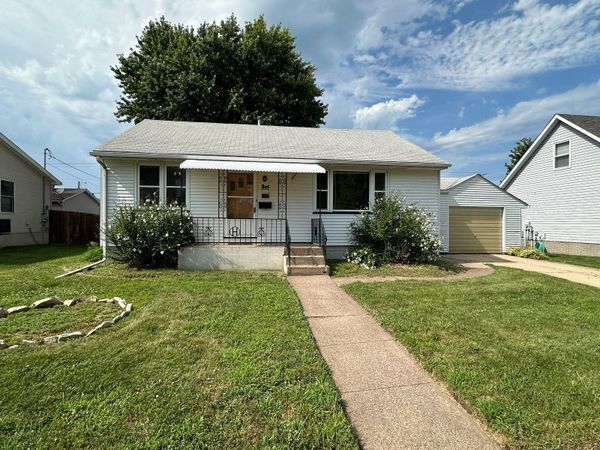 200 10th Street , De Witt, IA 52742