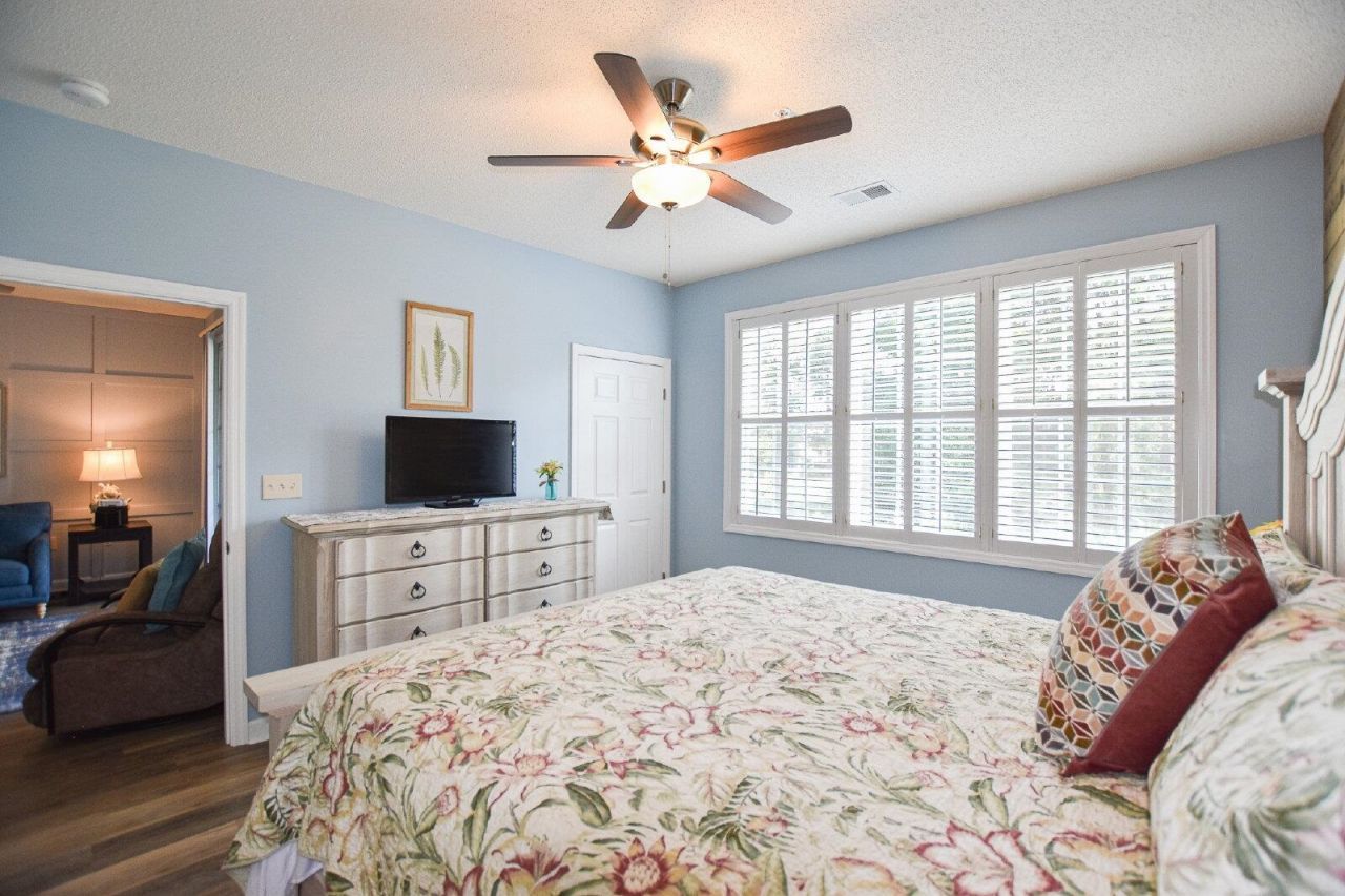 5825 Catalina Dr.  Photo 10