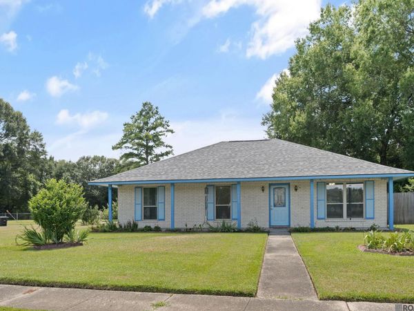 10003 E Brookside Dr, Central, LA 70818