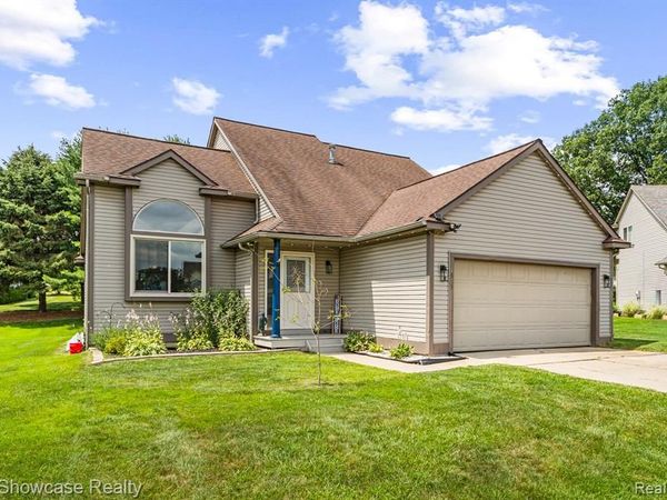1313 Pin Oak Bluff, Howell Twp, MI 48843